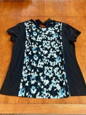 Simply Vera Vera Wang Top. Bow Tie Back in Black w/Floral Front Crepe Overlay.